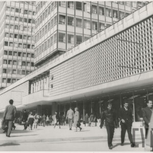 wysokie przeszklone wieżowce, niższe kondygnacje przeznaczone na część handlową