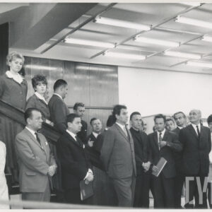 kobiety i mężczyźni stoją, część osób stoi na schodach