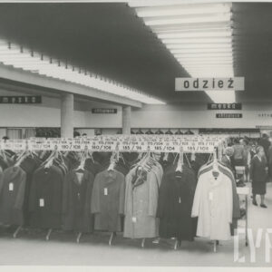 wnętrze dużego sklepu, w nim wieszaki z płaszczami