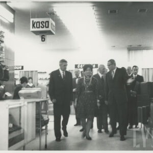 wnętrze dużego sklepu, pośrodku grupa kobiet i mężczyzn