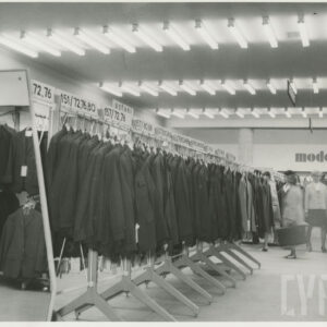 wnętrze dużego sklepu, na wieszakach wiszą garnitury