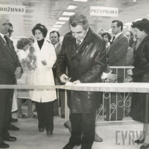 na pierwszym planie mężczyzna przecina wstęgę, za nim duża grupa ludzi