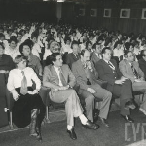 duża sala, w długich rzędach siedzą ludzie