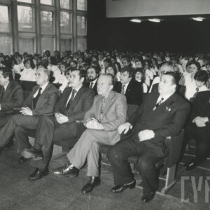 duża sala, w długich rzędach siedzą ludzie