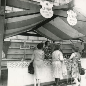 drewniane stoisko, przy ladzie kilka kobiet