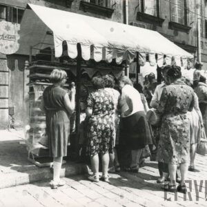 drewniane stoisko, przy nim ludzie