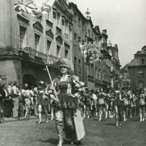 orkiestra dziewcząt w stylizowanych strojach maszeruje po płycie rynku, przyglądają się jej ludzie