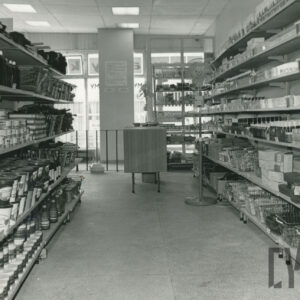 wnętrze sklepu, alejka między półkami z towarem