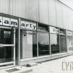 pawilon handlowy, tzw. blaszak, wejście do sklepu i okna sklepowe, w ich górnej części nazwa sklepu