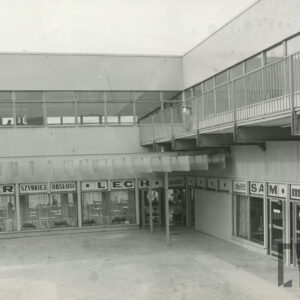 dwukondygnacyjny budynek handlowy tzw. blaszak z dużymi oknami