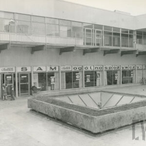 dziedziniec dwukondygnacyjnego budynku handlowego, tzw. blaszak, z dużymi oknami, z prawej schody z galerią prowadzące na pierwsze piętro