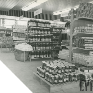 wnętrze dużego sklepu, półki z artykułami