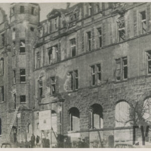 wypalony, pozbawiony w okien kilkupiętrowy budynek z bogato zdobioną elewacją