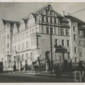 kilkupiętrowy budynek z ozdobną elewacją i szczytami