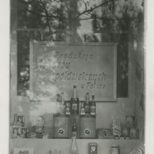okno wystawowe, na wystawie towary w butelkach, kartonikach, puszkach