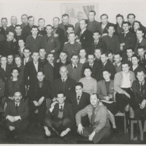 duża grupa ludzi pozuje do zdjęcia