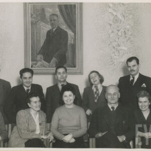 grupa kobiet i mężczyzn pozuje do zdjęcia