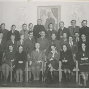 duża grupa ludzi pozuje do zdjęcia