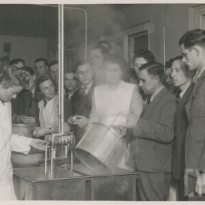 duża grupa kobiet i mężczyzn w czasie pokazu