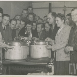 grupa kobiet i mężczyzn w trakcie pokazu gotowania