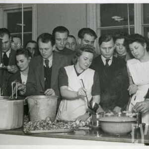 grupa kobiet i mężczyzn w trakcie pokazu