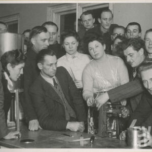 grupa kobiet i mężczyzn w trakcie pokazu