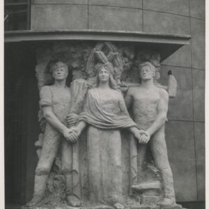 płaskorzeźba przedstawiająca kobietę i trzymających ją za ręce dwóch mężczyzn 