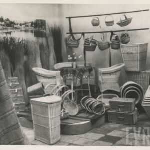 stoisko z koszami i meblami z wikliny