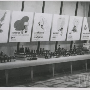 stoisko z przetworami w słoikach i butelkach 