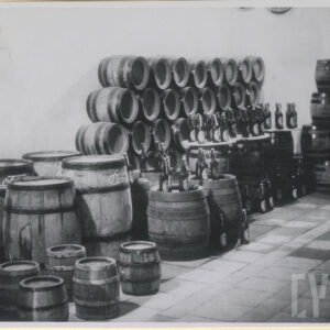 stoisko z drewnianymi beczkami i stojącymi na nich butelkami