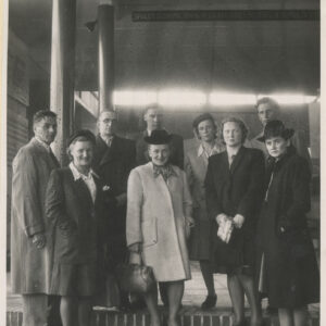 grupa kobiet i mężczyzn pozuje do zdjęcia