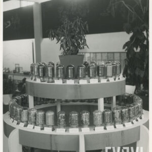 na stoisku w kształcie koła stoją słoiki