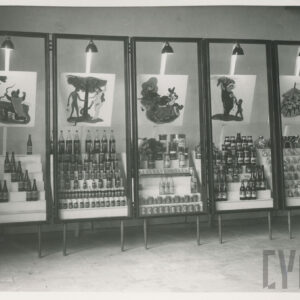 stoisko z produktami w butelkach