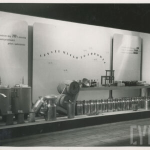 stoisko wystawowe z wirówką do mleka i kankami na mleko