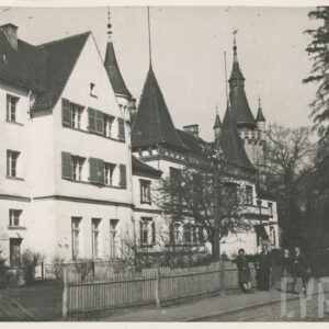 stylizowany budynek z wieżyczkami i skośnym dachem