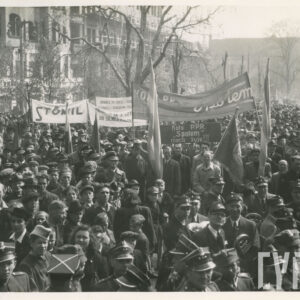 duża grupa ludzi z flagami, sztandarami i transparentami zgromadzona na placu, dookoła placu budynki