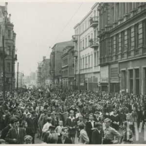 duża grupa ludzi idzie ulicą