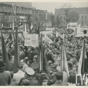 duża grupa ludzi z flagami, sztandarami i transparentami zgromadzona na placu, dookoła placu budynki