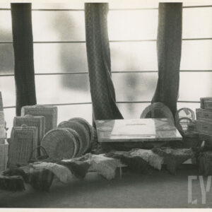 stoisko wystawowe z koszami wiklinowymi