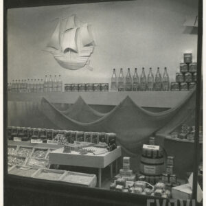 stoisko wystawowe z artykułami w butelkach, puszkach i kartonikach