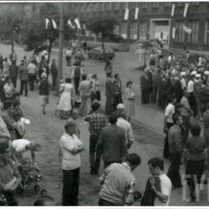 tłum ludzi zebranych na ulicy przy budynku