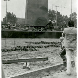 montowanie stalowego elementu pomnika na fundamentach