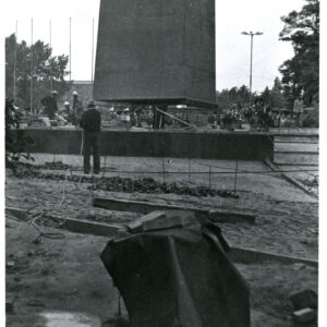 montowanie stalowego elementu pomnika na fundamentach