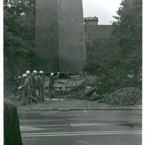 montowanie stalowego elementu pomnika na fundamentach