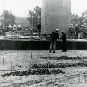 montowanie stalowego elementu pomnika na fundamentach