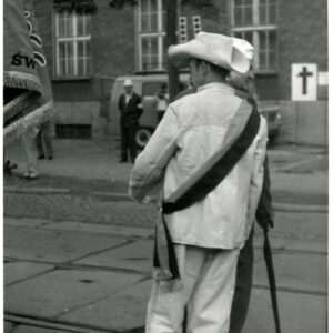 ludzie stojący na ulicy przy poczcie sztandarowym 