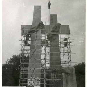 stalowa krzyże otoczone rusztowaniem z pracującymi robotnikami