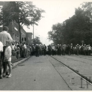 tłum ludzi maszerujący ulicą