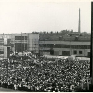 tłum ludzi zgromadzony na ulicy, pomiędzy budynkami mieszkalnymi przy tymczasowym ołtarzu polowym zbudowanym na rusztowaniu; ludzie uczestniczą w mszy świętej