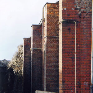 fragment ceglanej hali fabrycznej